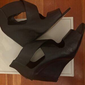 BCBG MAXAZRIA BLACK WEDGE HEEL SANDAL SZ 9.5 - EXCELLENT CONDITION -ORIGINAL BOX